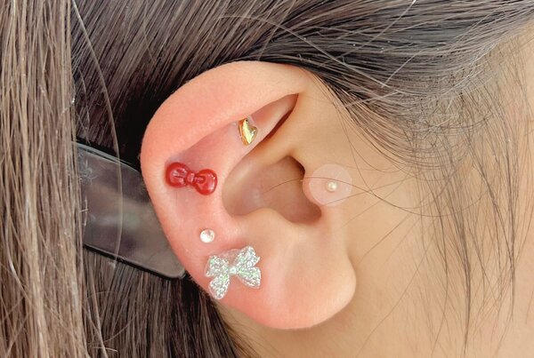「耳ツボ ジュリー」リボンがお好きなお客様の耳つぼジュエリーです！ お好きなパーツを自由に選べます！|Nail Salon Linda