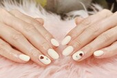 「ハンド 定額デザイン」ミルキーカラーと赤ハートでアクセントになるネイルです！|Nail Salon Linda