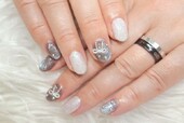 「ハンド ライトコース」シルバーをメインにした冬ネイル！ 偏光のマグネットが可愛いです^ ^|Nail Salon Linda