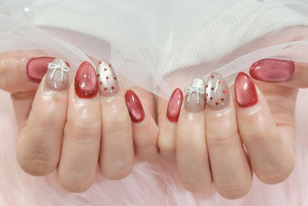 「ハンド ライトコース」赤×シルバーで早めのバレンタインネイルに！小さなハートホロがアクセントです|Nail Salon Linda