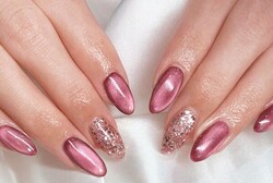 「ハンド ライトコース」大人っぽいピンクマグネットに、ピンクのグリッターラメで統一感を出し上品な仕上がりになります！|Nail Salon Linda