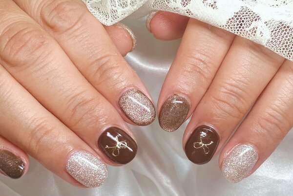 「ハンド ライトコース」マグネットとフラッシュを使った贅沢なデザインです！ ブラウン系は冬にも大人気です！|Nail Salon Linda