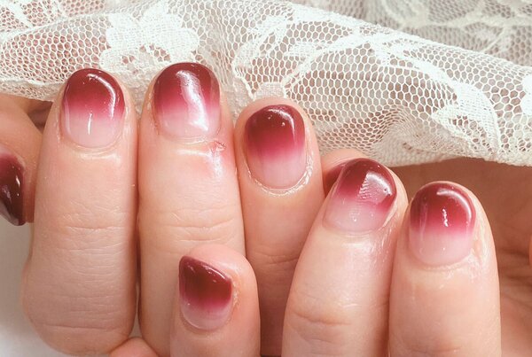 「ハンド グラデーション」深みのあるボルドーカラーでグラデーション！ 伸びて来た時も根本クリアなので目立ちづらいです！|Nail Salon Linda