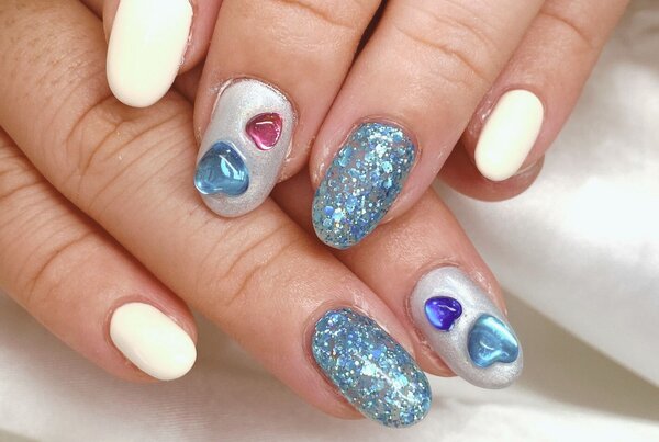 「ハンド 定額デザイン」ラメを大粒に変えて際立っています！ 色変更でシンプルなデザインも派手にできます！|Nail Salon Linda