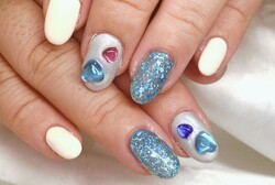 「ハンド 定額デザイン」ラメを大粒に変えて際立っています！ 色変更でシンプルなデザインも派手にできます！|Nail Salon Linda