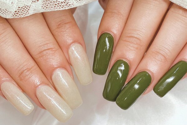 「ハンド ワンカラー」カーキとベージュラメでお洒落な2色に♪|Nail Salon Linda