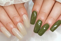 「ハンド ワンカラー」カーキとベージュラメでお洒落な2色に♪|Nail Salon Linda