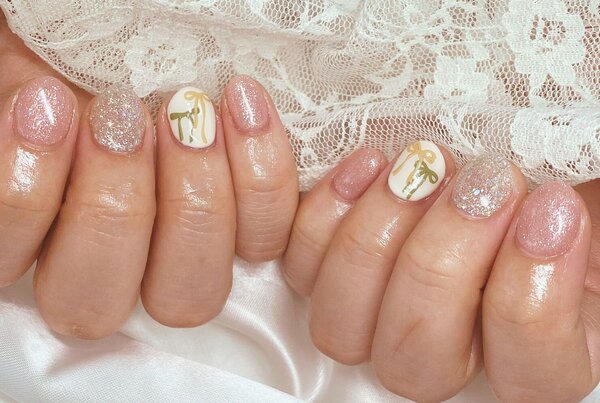 「ハンド 定額デザイン」リボンのシールがアクセントのデザインです！|Nail Salon Linda