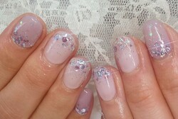 「ハンド 定額デザイン」大粒のホロが入ったブルーのラメがとても際立っています！ こちらのシリーズ大人気です！|Nail Salon Linda