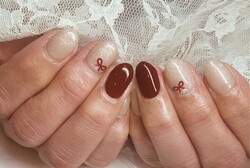 「ハンド 定額デザイン」赤いリボンが隠れアクセントでかわいらしいです！|Nail Salon Linda