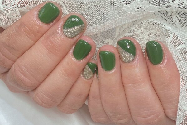 「ハンド 定額デザイン」グリーンがパキッと際立ちラメとの相性も抜群です！|Nail Salon Linda