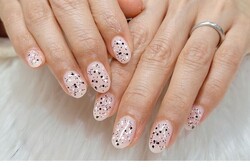 「ハンド ワンカラー」柔らかなピンクベースに黒と白のラメが繊細に散りばめられてシンプルながらも奥行きのあるワンカラーネイ|Nail Salon Linda