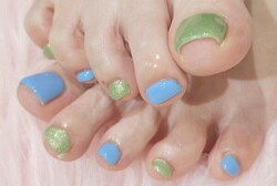 「フット ワンカラー」青×ラメグリーンで鮮やかなネイルになります！|Nail Salon Linda