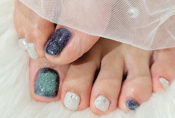 「フット ライトコース」冬の夜空をイメージした深めのブルー×白フラッシュで足元から冬を楽しめます♪|Nail Salon Linda