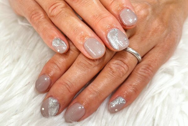 「ハンド 定額デザイン」ラメの入ったベージュとシルバーの相性バッチリのデザインです^ ^|Nail Salon Linda