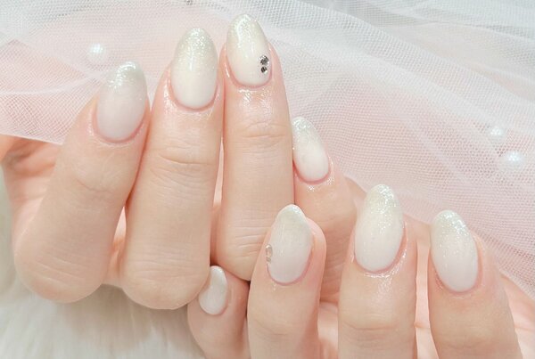 「ハンド 定額デザイン」透け感たっぷりのミルキーホワイトにシルバーラメグラでシンプルな大人ネイルです！ |Nail Salon Linda