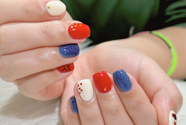 「ハンド ライトコース」フランスの国旗をイメージカラーネイルです！ パキッとカラーで写真映え間違いないです♪|Nail Salon Linda