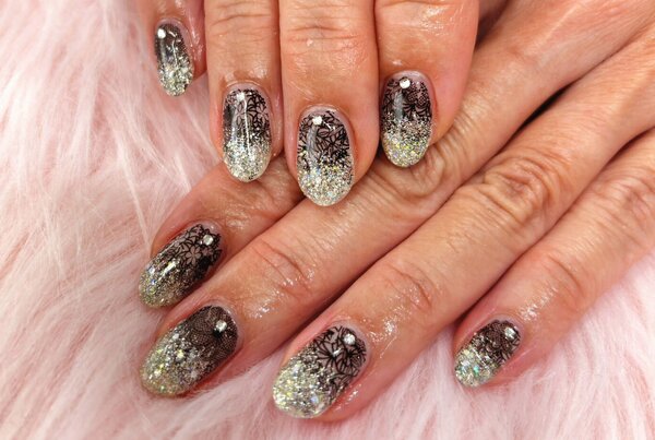 「ハンド ライトコース」レースとシャンパンゴールドの組み合わせが、とっても華やかです！|Nail Salon Linda