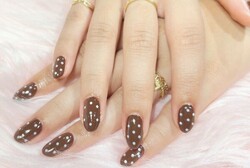 「ハンド 定額デザイン」ブラウンにドット柄が可愛い冬ネイルです^ ^