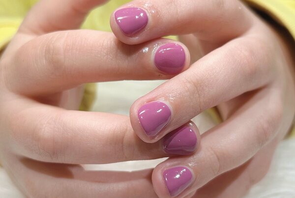 「ハンド ワンカラー」ぶどうのようなパキッとしたカラーで爪先が可愛らしい印象になります|Nail Salon Linda