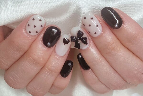 「ハンド ミドルコース」モノトーンが大好きなお客様♪ ハートを入れてバレンタインらしさも！|Nail Salon Linda