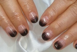 「ハンド グラデーション」ブラックの中にほんのりラメが入ったカラーで短いお爪でも目立ちます！