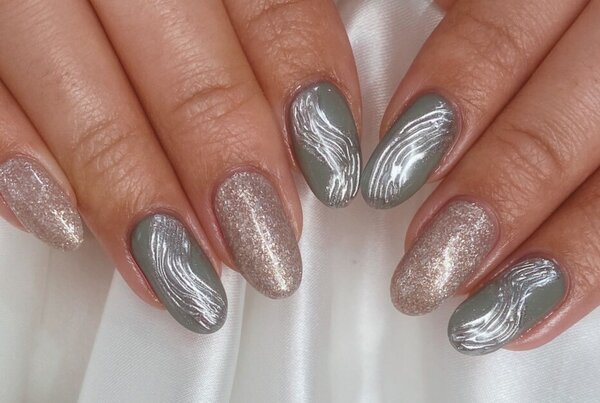 「ハンド 定額デザイン」ミラーアートがポイントになるおしゃれなデザインです！|Nail Salon Linda