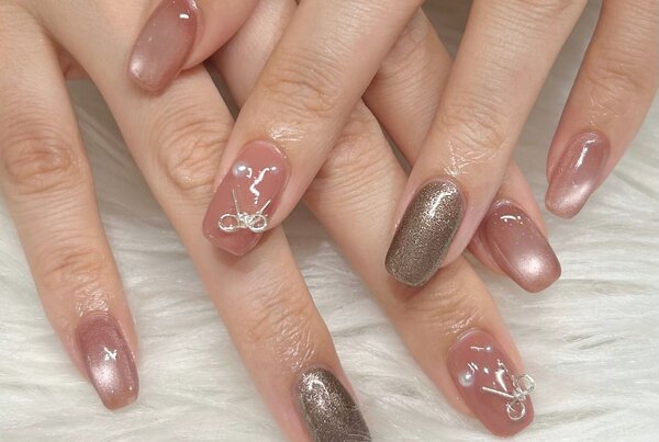 「ハンド ライトコース」先取りバレンタインネイル！ 色変えでぷるぷるピンクマグ×ブラウンで甘めなネイルになります|Nail Salon Linda