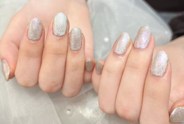 「ハンド マグネット・ワンカラー」ホワイトマグネットのワンカラー！ 入っているラメが角度によってピンクにも見えます^ ^|Nail Salon Linda