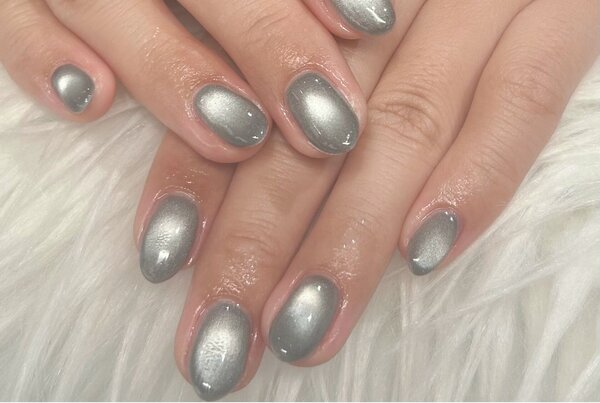 「ハンド マグネット・ワンカラー」シルバーだけど角度によって見え方が変わって見えて宝石のほうな輝きになります｡.:*|Nail Salon Linda