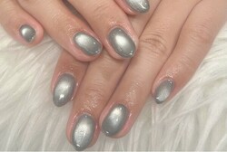 「ハンド マグネット・ワンカラー」シルバーだけど角度によって見え方が変わって見えて宝石のほうな輝きになります｡.:*