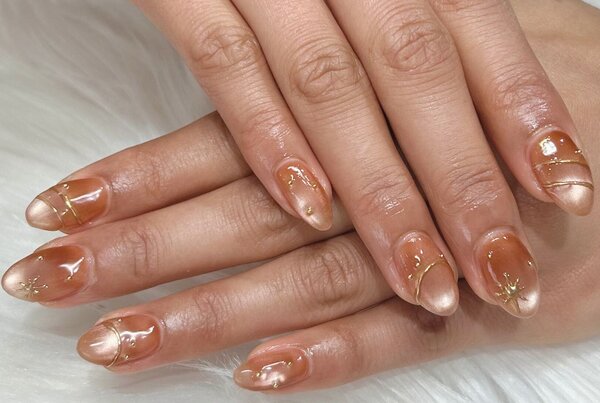 「ハンド ミドルコース」マグネットとスタッズを掛け合わせた大人っぽくシンプルなネイルです♪|Nail Salon Linda