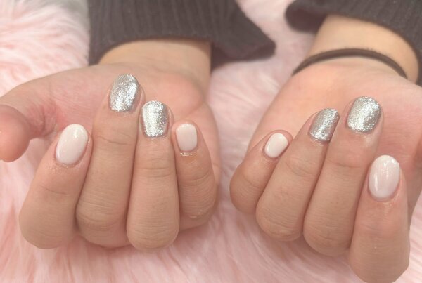 「ハンド ワンカラー」ホワイトラメがさりげない、冬ネイルです^ ^|Nail Salon Linda