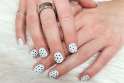 「ハンド ワンカラー＋ドットネイル」ワンカラーにドット追加で、チョコミントのような可愛いネイルになりました^ ^|Nail Salon Linda