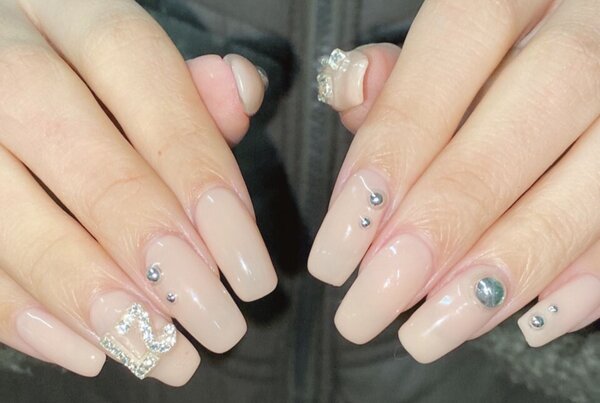 「ハンド ミドルコース」シンプルの中にもパーツでお洒落度アップ！|Nail Salon Linda