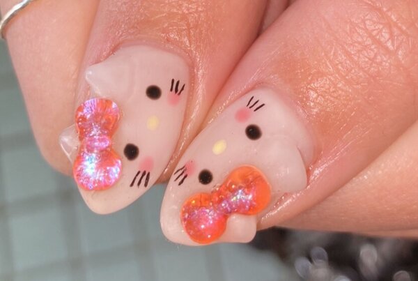 「ハンド ミドルコース」甘めで可愛らしいお色味とデザインです！ 親指キティちゃんぜひお任せください！|Nail Salon Linda