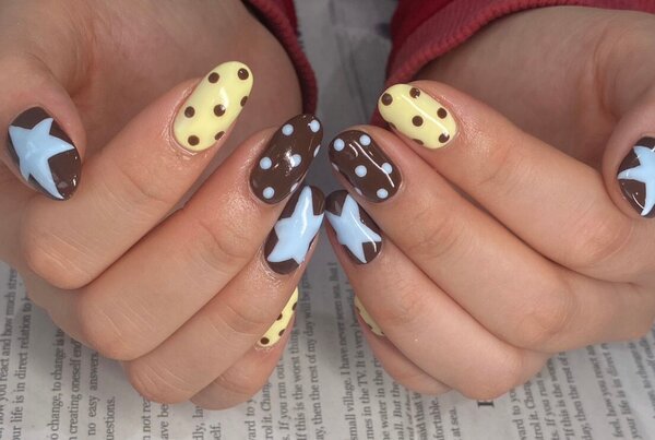 「ハンド ミドルコース」ドットと手書きの星♪ポップで可愛らしい印象です！|Nail Salon Linda