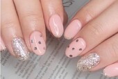 「ハンド 定額デザイン」ドットを無造作に散りばめたデザインです！|Nail Salon Linda