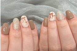 「ハンド 定額デザイン」薬指がワンポイントなリボンネイルです！|Nail Salon Linda