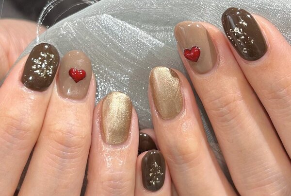 「ハンド 定額デザイン」チョコみたいなブラウンにシャンパンゴールド、そして隠し味のような赤ハートがバレンタインネイルに|Nail Salon Linda