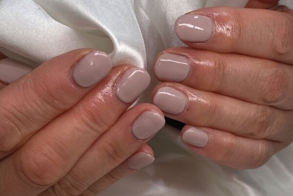「ハンド ワンカラー」落ち着いたくすみピンクベージュで。久しぶりのネイルでも安心して試せるお色味です！！|Nail Salon Linda