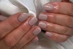 「ハンド ワンカラー」落ち着いたくすみピンクベージュで。久しぶりのネイルでも安心して試せるお色味です！！|Nail Salon Linda