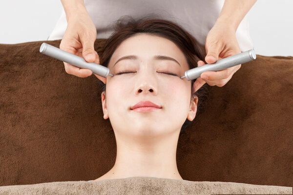 磁気を使ったツボ押し|目神の快眠Meviage　銀座店