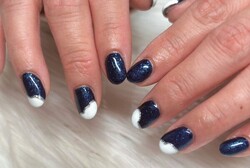 「ハンド 定額デザイン」推しカラーを使った定額デザイン^ ^ シルバーラメとの相性も抜群です！|Nail Salon Linda