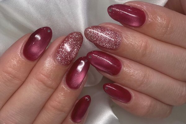 「ハンド ライトコース」深みのある赤色のマグネットは今の時期にとてもピッタリです！|Nail Salon Linda