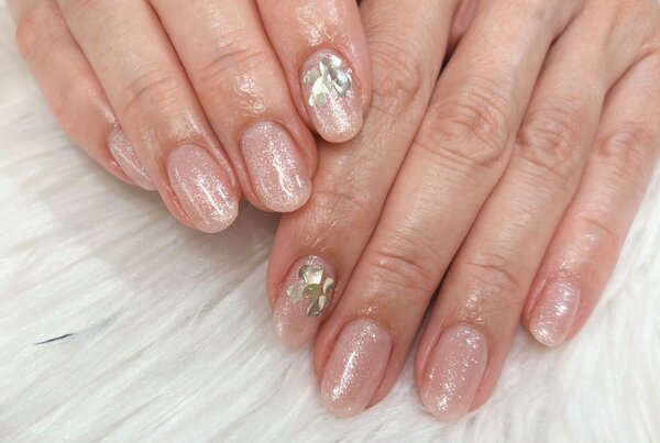 「ハンド 定額デザイン」華やかなピンクラメとホロのバレンタインネイル！ シルバーゴールドのハートがポイントです^ ^|Nail Salon Linda