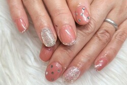 「ハンド 定額デザイン」春色カラーの定額デザイン！ 濃いピンクにドットのアクセントが可愛いです^ ^