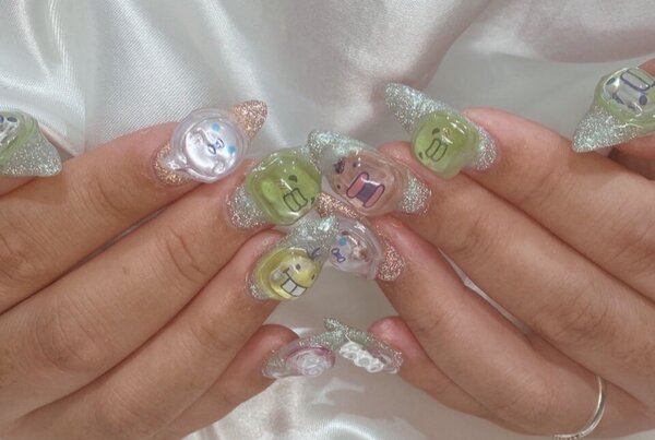 「ハンド ミドルコース」お客様の持ち込みで今流行りのボンボンドロップシールをネイルに！|Nail Salon Linda