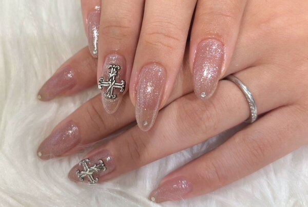 「ハンド 定額デザイン」ピンクのラメにカッコ良さをプラスしたデザインです^ ^ さりげない推し活ネイル！|Nail Salon Linda