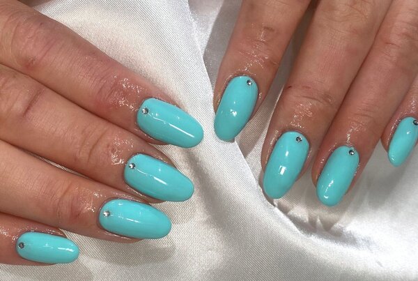 「ハンド ワンカラー」パキッとしたカラーとてもお似合いで！」|Nail Salon Linda
